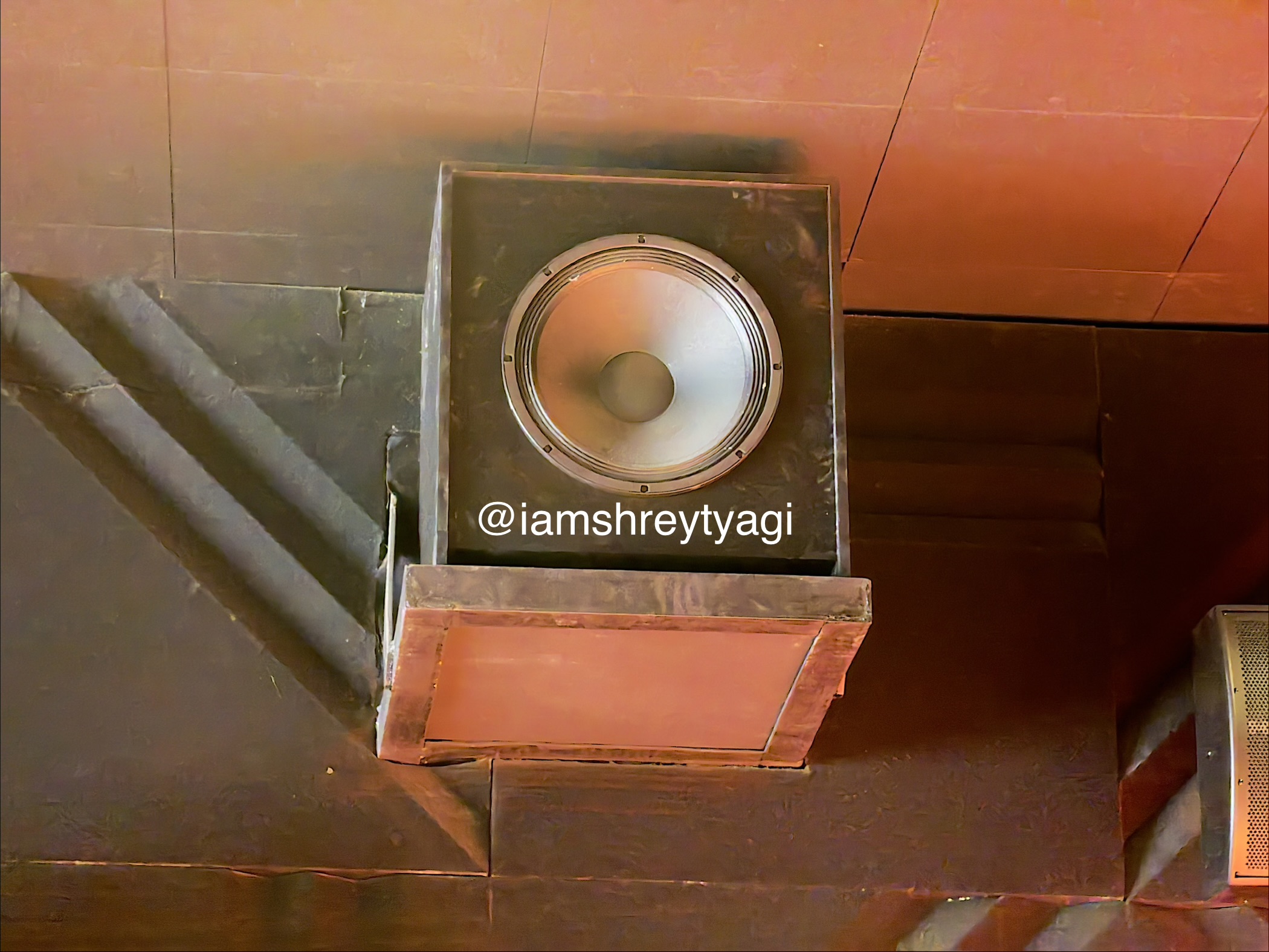 Surround subwoofer